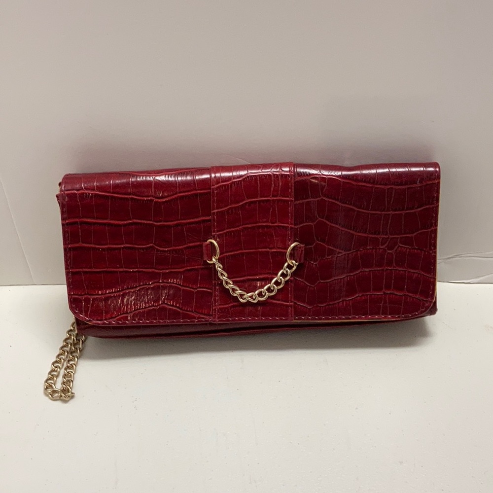 Clutch Bag with goldtone chains.